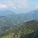 Razgled z vrha v Avstrijo in na Grlovec (desno zadaj)