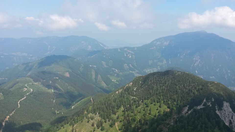 Razgled z vrha v Avstrijo in na Grlovec (desno zadaj)