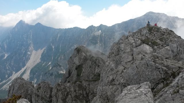 Razgled z vrha na Malo in Veliko Kladivo (levo) ter Veliki vrh Košute (desno)