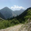 Pot nazaj v dolino in razgled na čudovite gore nad Zelenico