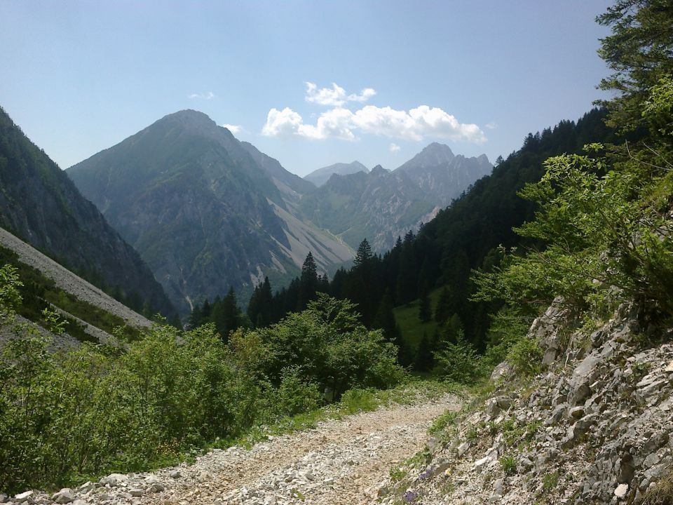 Pot nazaj v dolino in razgled na čudovite gore nad Zelenico