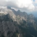 Razgled z vrha na Rjavino v oblakih in dolino Krme
