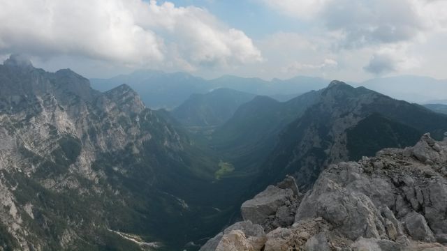Razgled z vrha na dolino Krme in Debelo peč