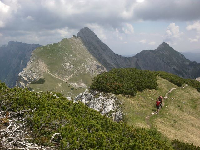 Pot na Veliki Draški vrh ter razgled na Mali Draški vrh (levo) in Viševnik (desno)