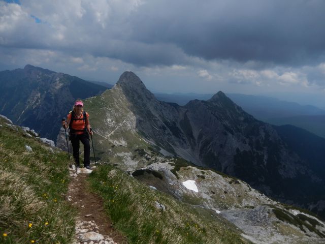Pot na Veliki Draški vrh ter razgled na Mali Draški vrh (levo) in Viševnik (desno)