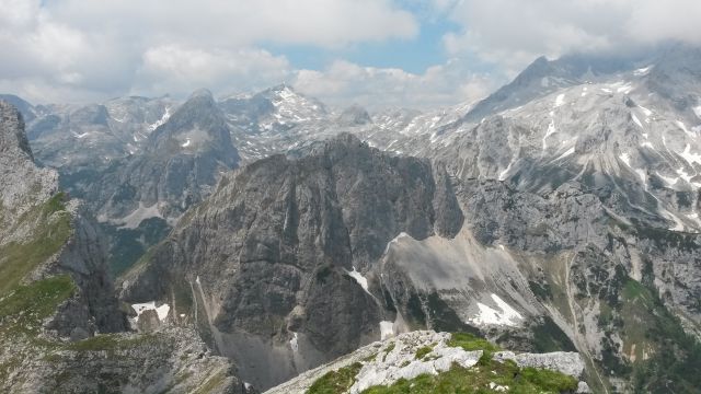 Razgled z vrha na Mišelj vrh, Kanjavec, Vernar in Triglav (od leve proti desni)