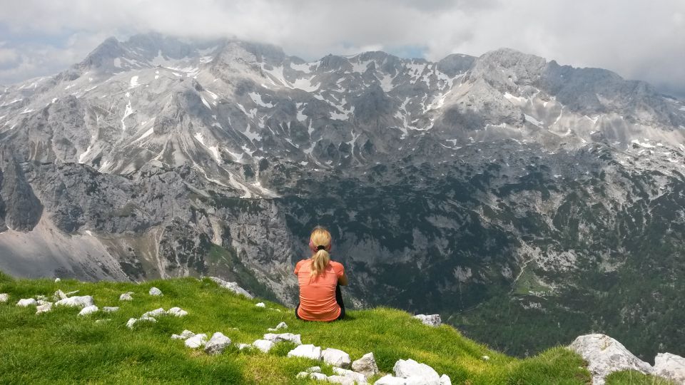 Razgled z vrha na Triglav v oblakih (levo) in Rž (desno)