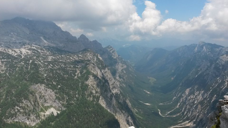 Razgled z vrha na Rjavino (levo), dolino Krme in Debelo peč (desno)
