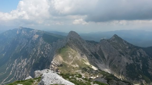 Razgled z vrha na Debelo peč, Mali Draški vrh in Viševnik (od leve proti desni)