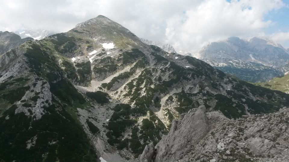 Razgled z vrha na Veliki Draški vrh (levo) in Rjavino (desno)