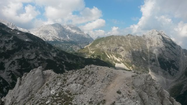 Razgled z vrha na Rjavino (levo) in Mali Draški vrh (desno)