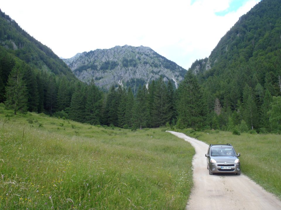 Pogled na prvi cilj - Srednji vrh med Stolom in Begunjščico.