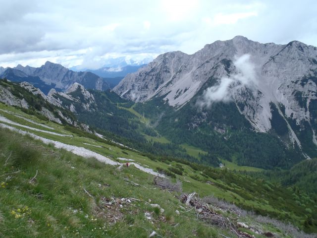 Daleč spodaj koča - Završnica.