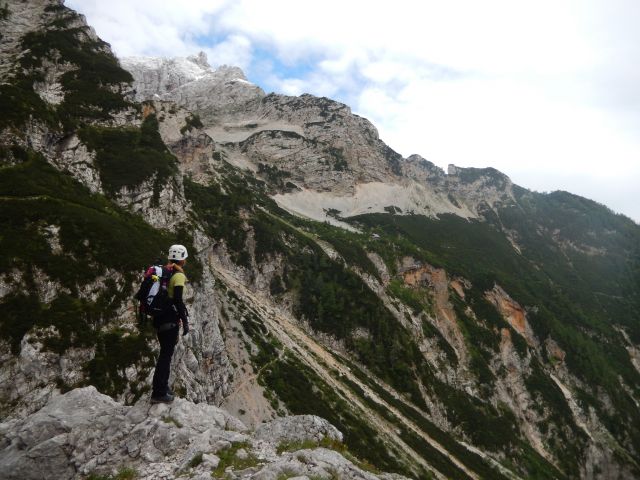 Slovenska pot proti Kranjski koči na Ledinah in razgled na Jezersko Kočno