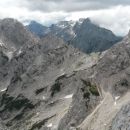 Razgled z vrha na Mrzlo goro, Ojstrico, Planjavo in Savinjsko sedlo (od leve proti desni)
