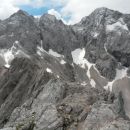 Razgled z vrha na Rinke (levo zadaj) in Skuto (desno zadaj) ter Ledinski vrh (v ospredju)
