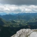 Razgled z vrha na Storžič (levo) in celoten greben Košute (desno)