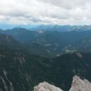 Razgled z vrha na Storžič (levo) in celoten greben Košute (desno)