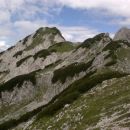 Razgled z Jezerskega sedla (2034m) na Ledinski vrh (levo) in Storžek (desno)