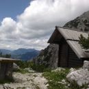 Lovska koča ob poti in razgled na Veliko Babo