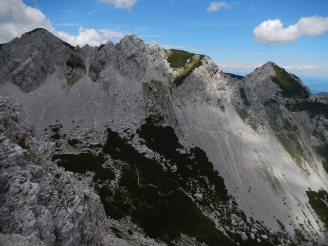 Razgled z vrha na pot proti Celovški koči pod grebenom Orlic