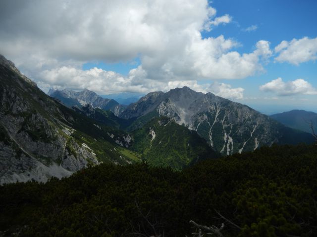 Razgled z vrha na Veliki vrh - Košuta (levo) in Begunjščico (desno)