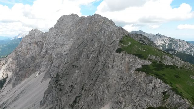 Razgled z vrha na Zelenjak (levo) in Vrtačo (desno)