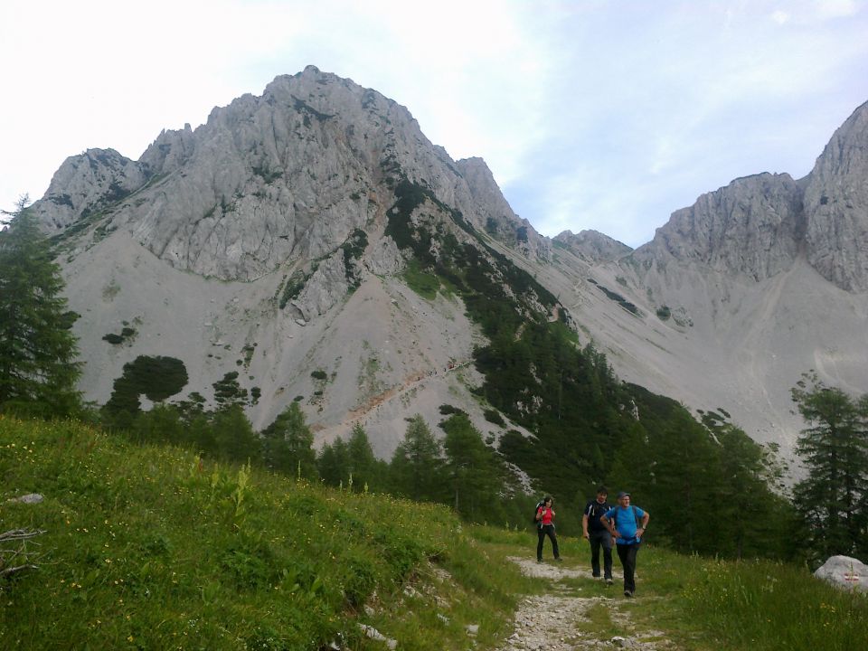 Spust proti Celovški koči in razgled nazaj na Svačico