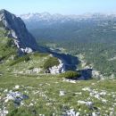 Koča in Dvojno jezero pod Vel. Tičarico.