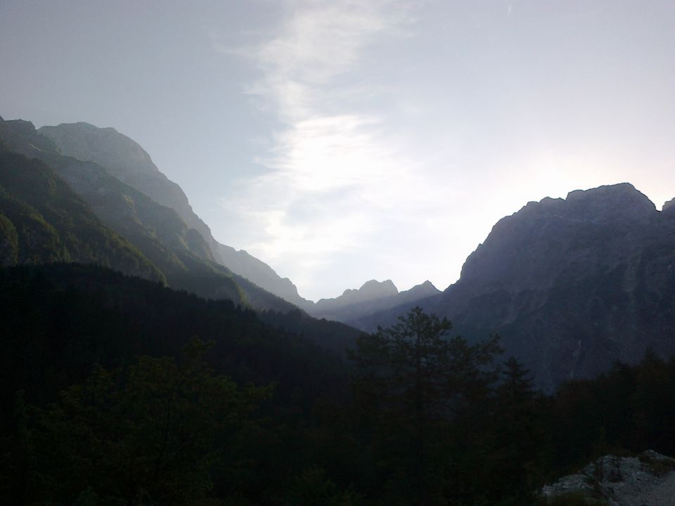 Jutranji razgled iz Loške Koritnice na Mangart (levo) in Jalovec (desno)