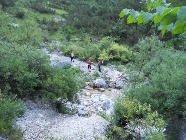 Pot proti zavarovani plezalni poti na Plešivec