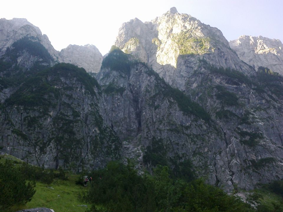 Pot proti zavarovani plezalni poti na Plešivec in razgled nanj