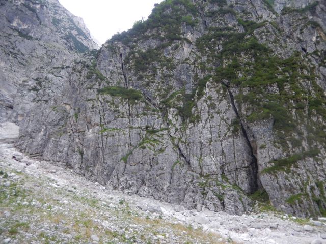 Razgled na poč v steni kjer poteka zavarovana plezalna pot na Plešivec