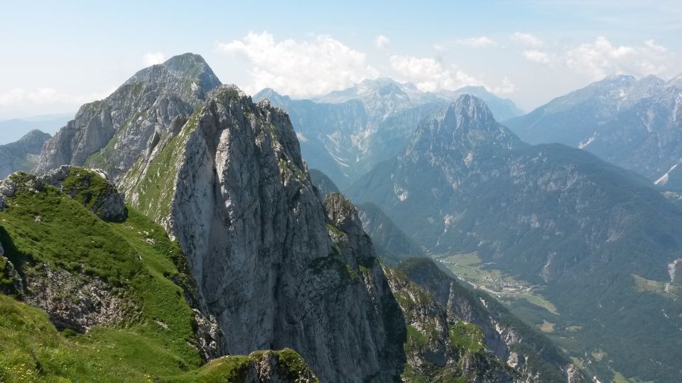 Razgled z vrha na Loško steno, Kanin in Jerebico (od leve proti desni)