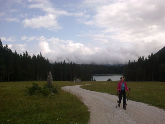 Pot čez Jezersko planino in razgled na zgornje Belopeško jezero