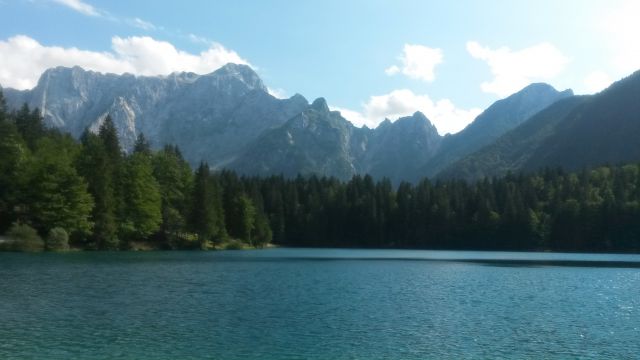 Razgled z Belopeških jezer na Mangart (levo) in Poldnik/Picco di Mezzodi (desno)