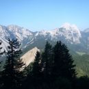 Begunjščica levo in desno mogočna vrtača.