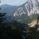 Predel Begunjščice z Bornovimi predori nad bivšim taboriščem.