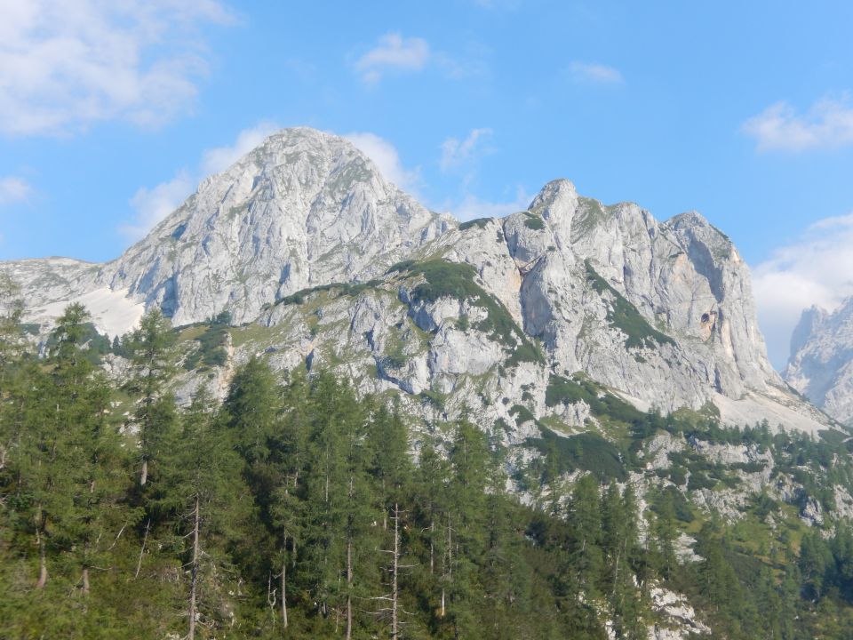 Razgled s poti na Mišelj vrh (levo) in Koštrunovec (desno)