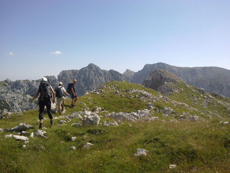 Pot čez travnato pobočje proti vrhu Koštrunovca