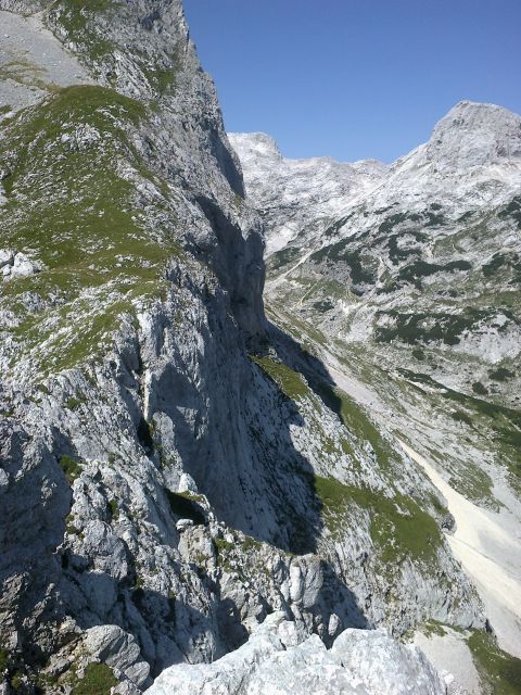 Razgled z vrha na preplezano severno steno Koštrunovca