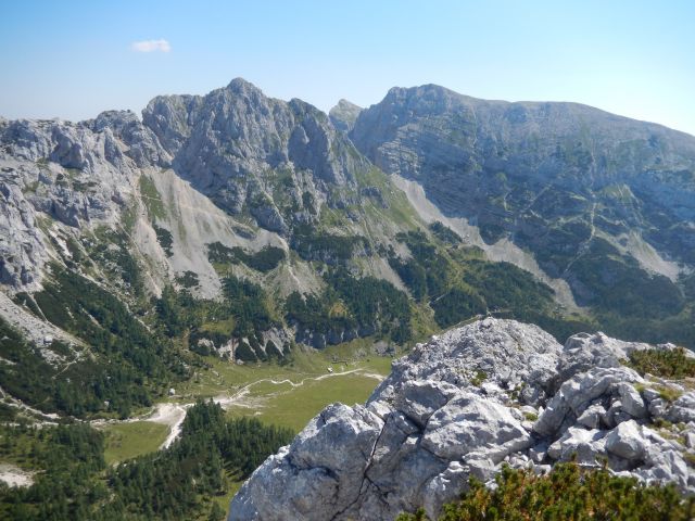 Razgled z vrha na Velo polje, Vernar (levo) in Tosc (desno)