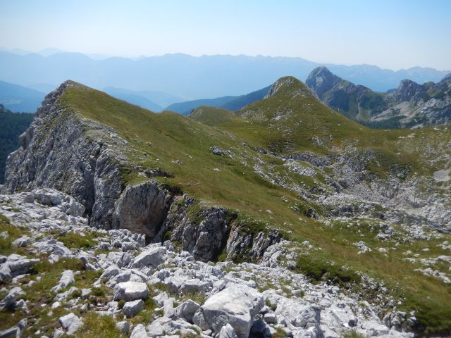 Razgled z vrha na travnata pobočja Koštrunovca