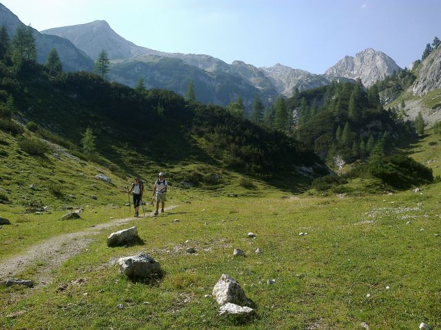 Pot proti Planini Krstenici ter razgled na Debeli vrh, Vrh Hribaric in Škednjovec