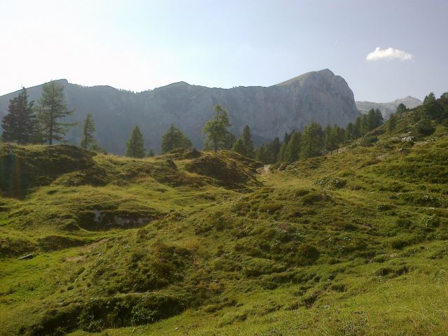 Razgled s planine Krstenice na Ograde (levo) in Vrh Hribaric (desno)