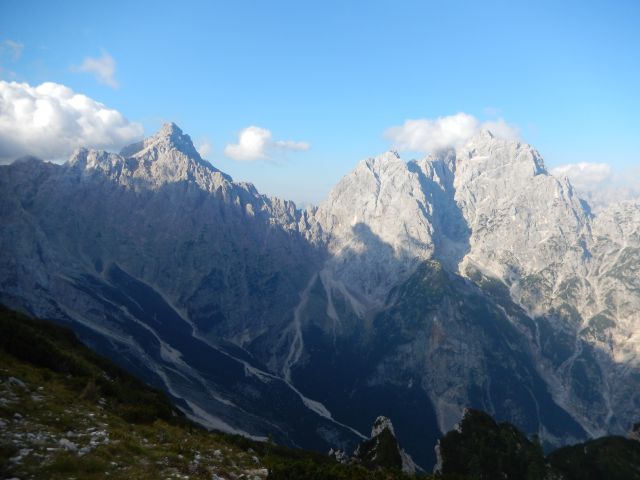 Razgled s poti na Razor (levo) in Prisojnik (desno)