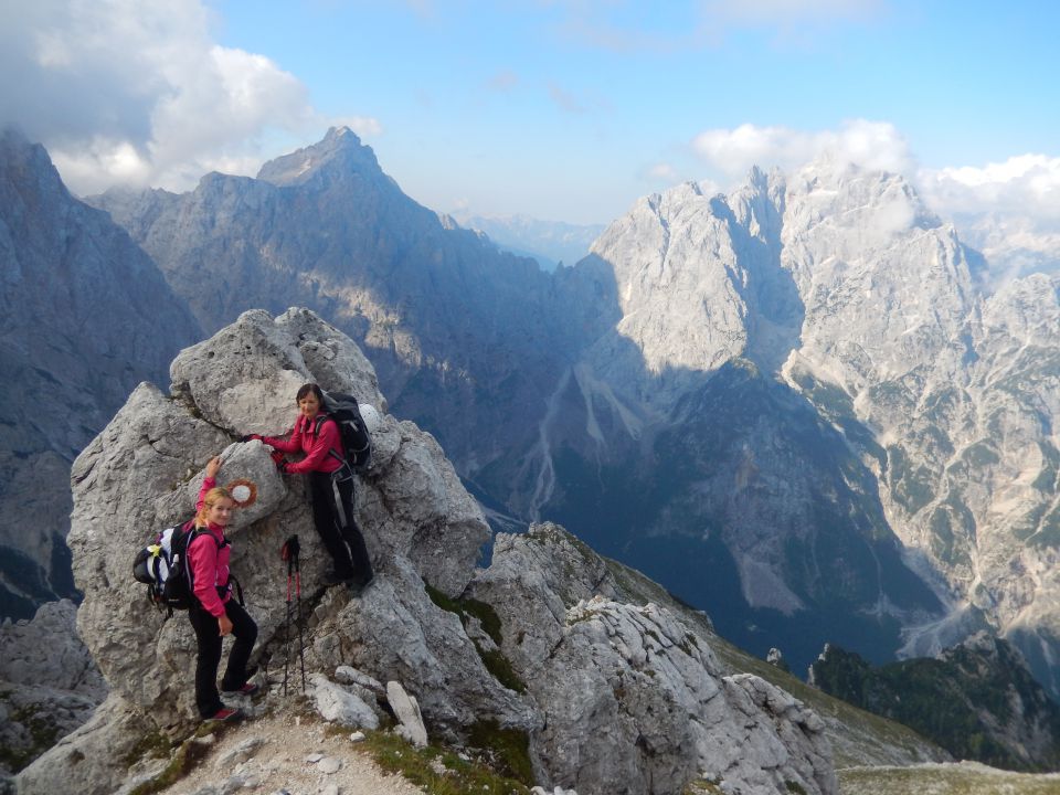 Čudovita razgledna točka na Razor (levo) in Prisojnik (desno)