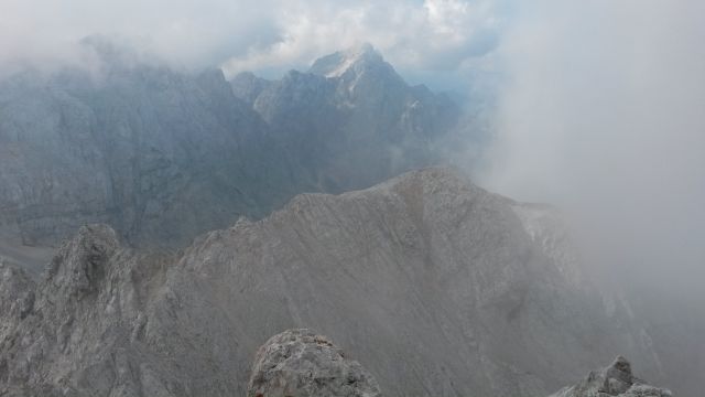 Razgled z vrha na Lipnico (v ospredju) in Razor (v ozadju)