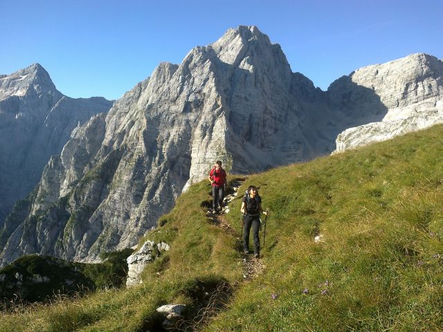 Pot proti Škrlatici ter razgled na Triglav, Stenar in Križ (od leve proti desni)