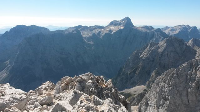 Razgled iz vrha na Rjavino, Cmir, Triglav, Stenar in Kanjavec (od leve proti desni)